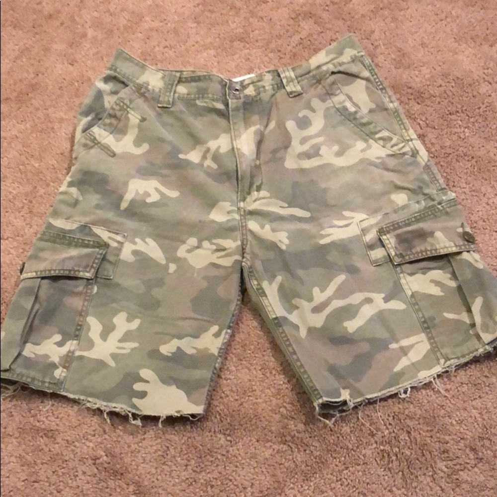 Levi’s Cargo Shorts • Camouflage